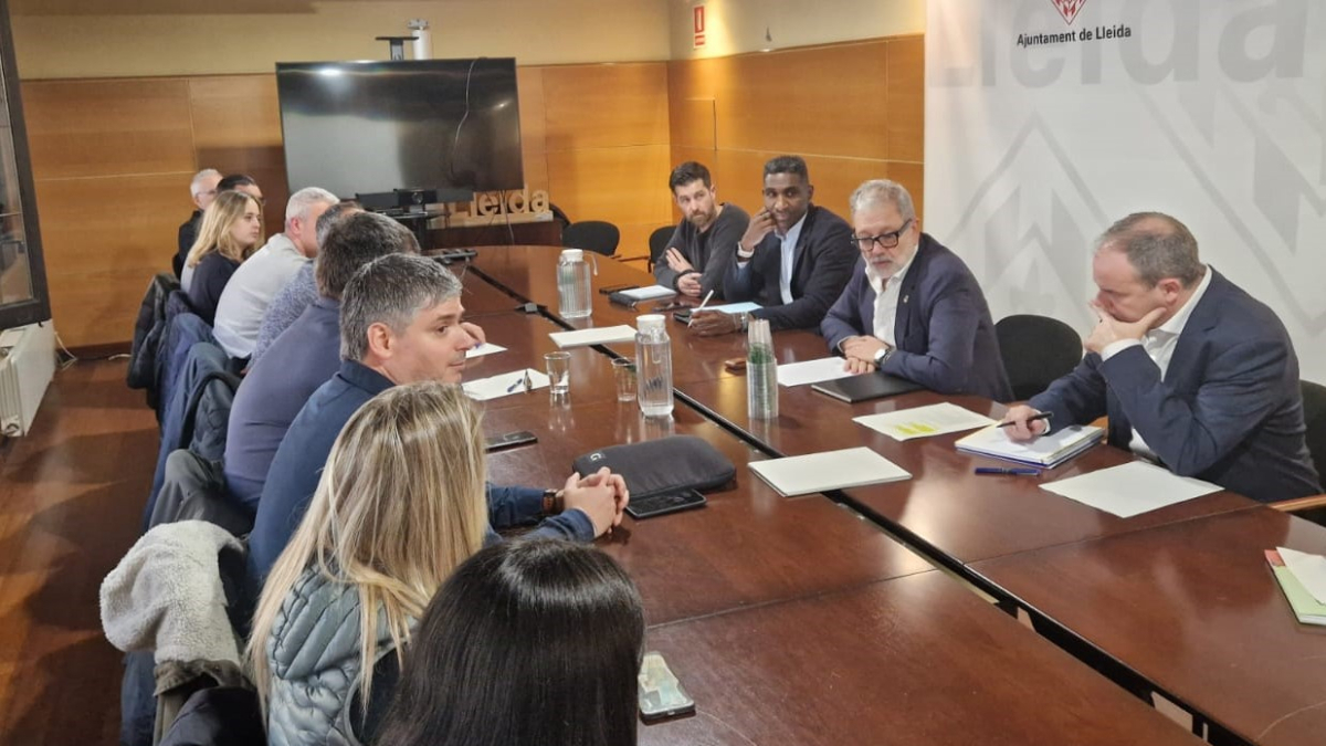 El alcalde, Fèlix Larrosa, presidió ayer la primera reunión del Comité Estratégico del Deporte de Lleida. - AJUNTAMENT DE LLEIDA
