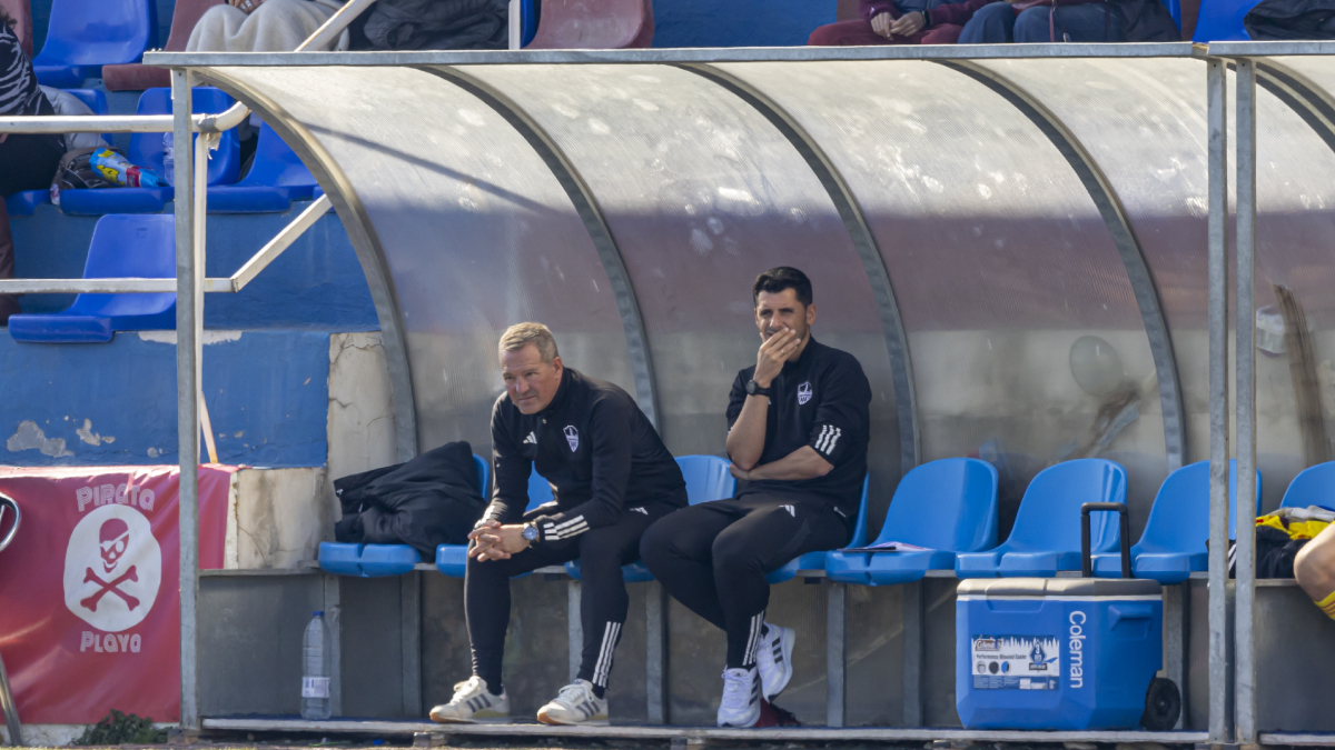 Viadero, junto a su segundo, Marc Castellsagué, en el último partido. - JORDI ECHEVARRIA