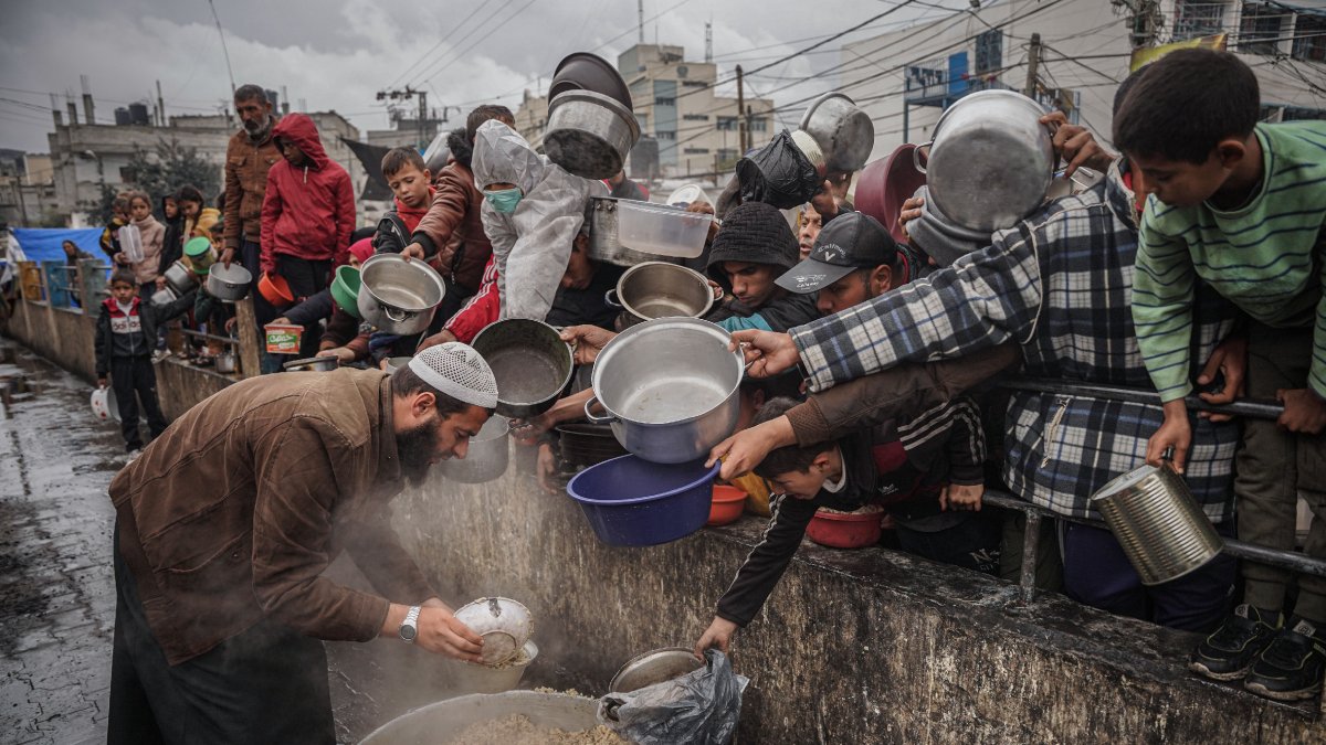 Los palestinos de Rafah se agrupan para recibir una comida de las agencias de ayuda internacionales. - EUROPA PRESS / CONTACTO / SAHER ALGHORRA