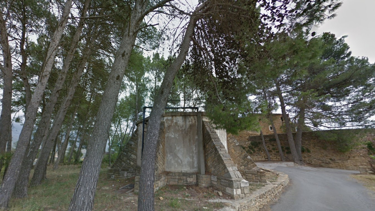 Uno de los accesos a la Col·legiata donde se ubica el depósito municipal regulador de agua. - AJUNTAMENT D’ÀGER