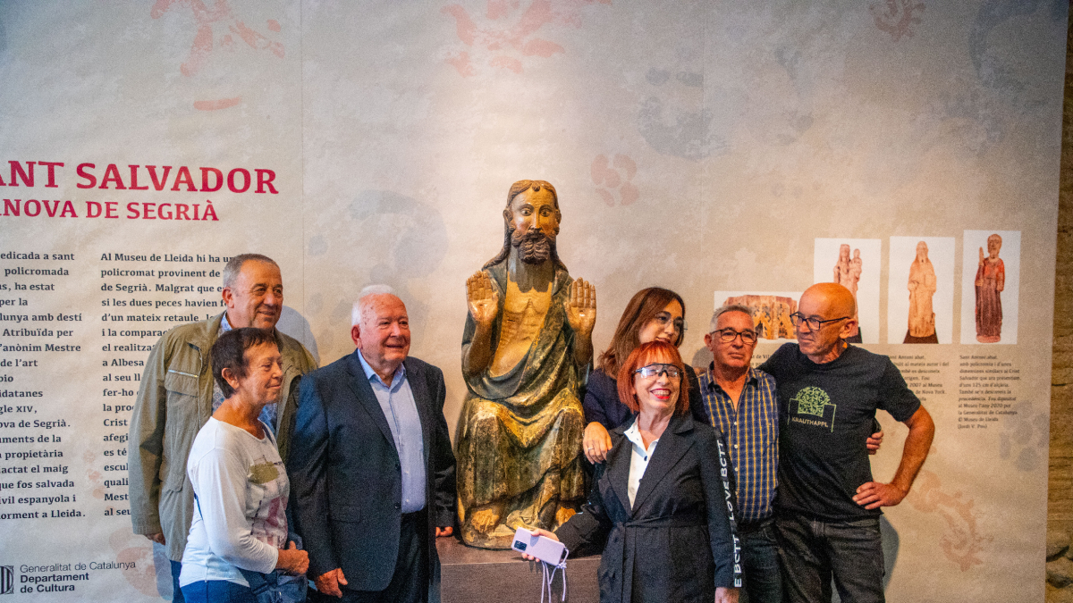 La família Cabiscol de Vilanova de Segrià, al costat de l’escultura gòtica dipositada al Museu de Lleida. - GERARD HOYAS