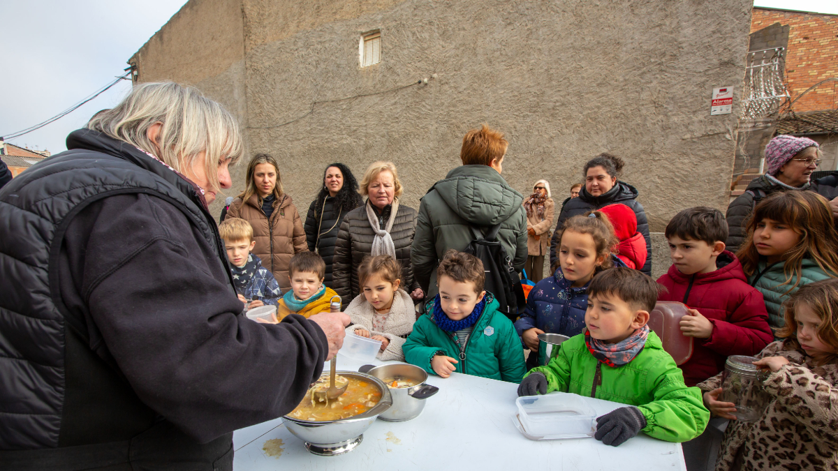 Al migdia van ser els primers a degustar aquest àpat típic del Carnestoltes. - A. CUCURULLS