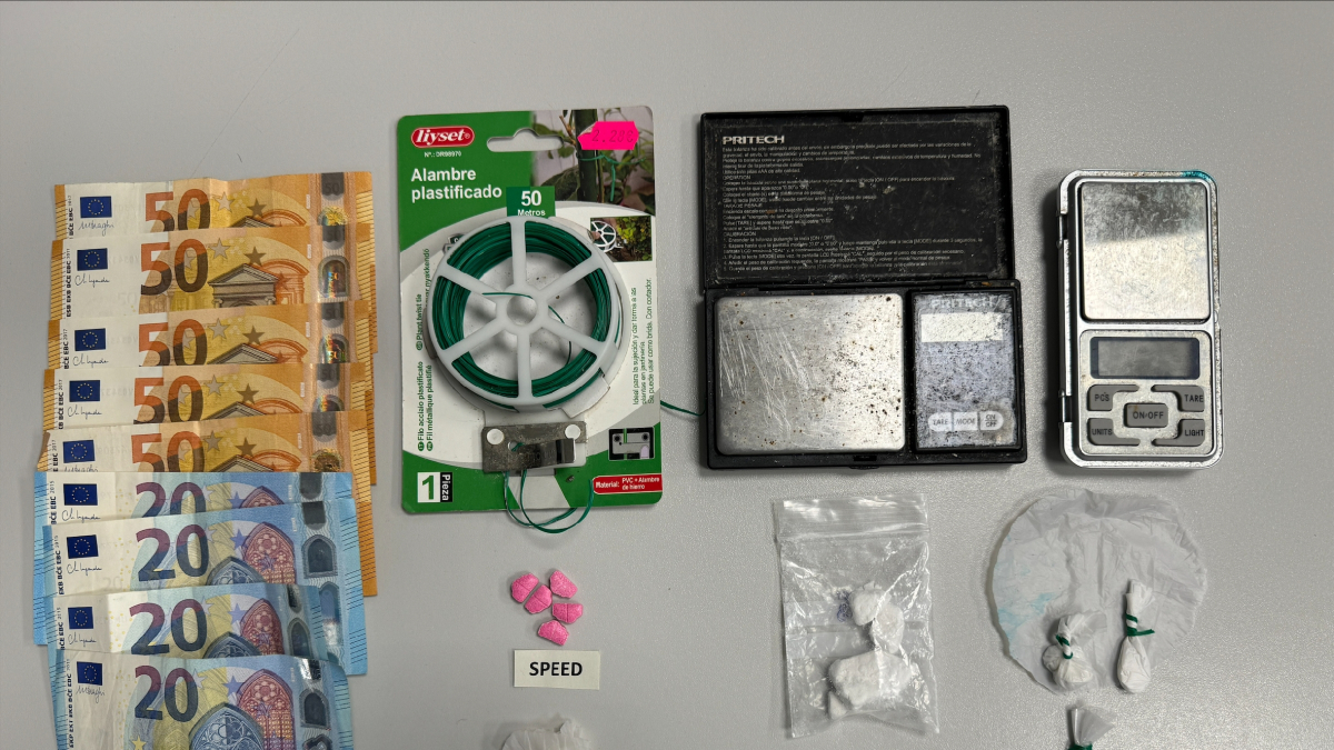Los Mossos le incautaron la droga, una báscula de precisión y 330 euros en moneda fraccionada. - MOSSOS D’ESQUADRA
