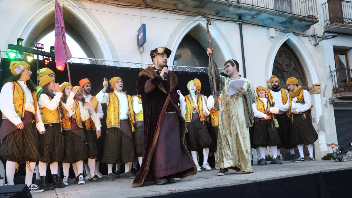 Sort. La gran boda de Carnaval abrió el programa de actividades, que continuó con la Benvinguda de Requincuà y el discurso oficial del alcalde. - ASSOCIACIÓ FESTA CARNAVAL SOLSONA