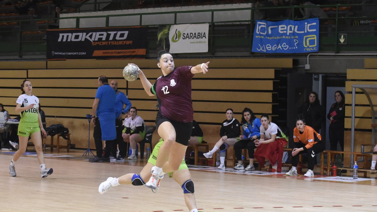 Sofía Feliu, en foto de archivo, intenta un lanzamiento. - SANTI IGLESIAS