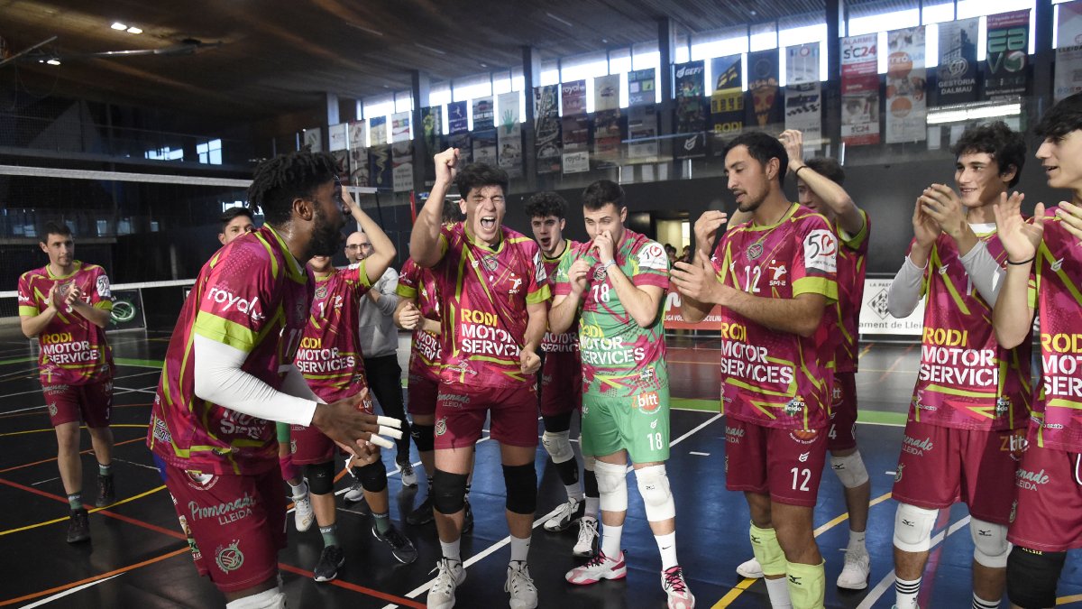 Els jugadors del Balàfia celebren el triomf contra el CN Sabadell. - SANTI IGLESIAS