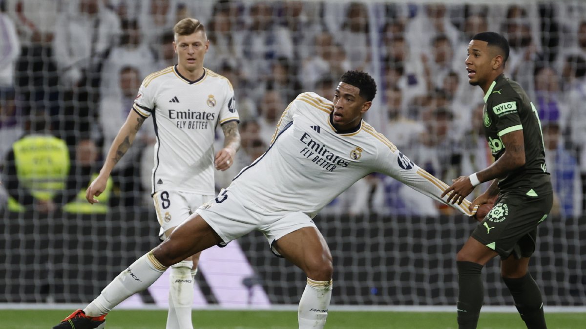 Bellingham intenta controlar la pilota davant del davanter brasiler del Girona Sávio. - EFE