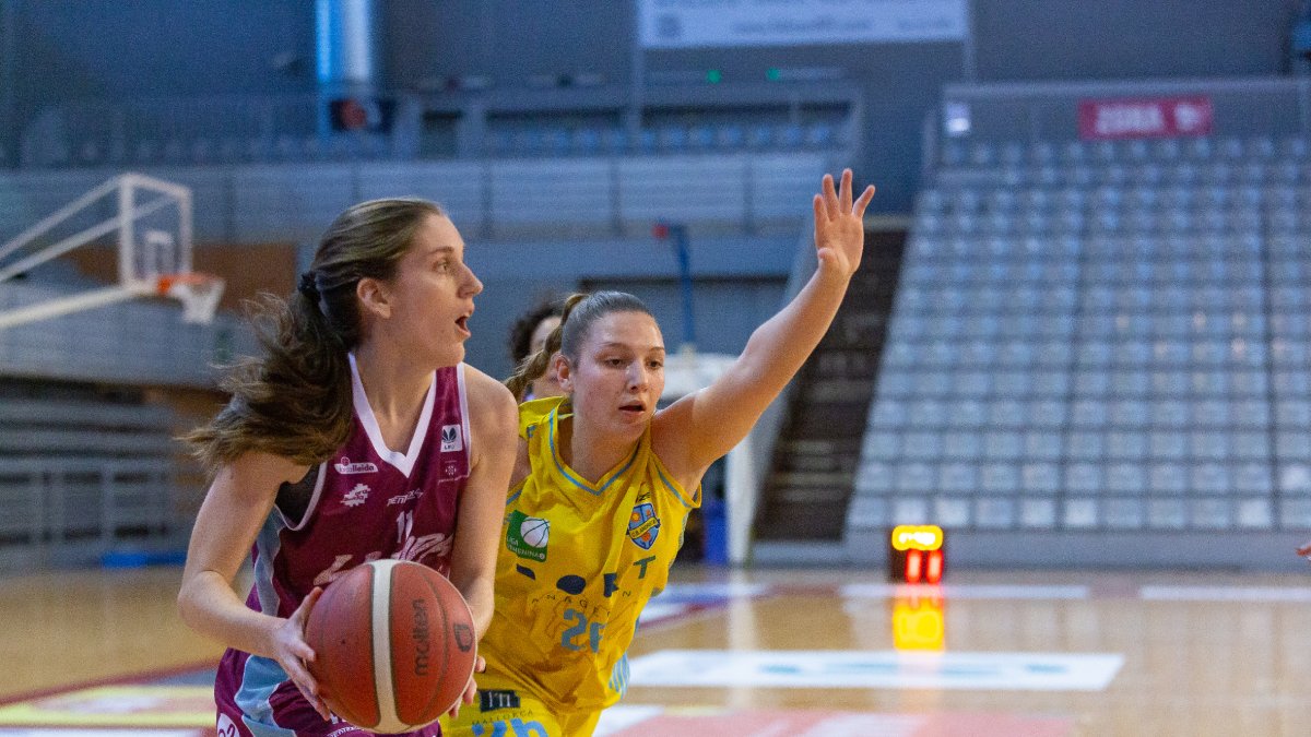 Iris Tribó buscando un pase hacia una compañera. - JAVI ENJUANES