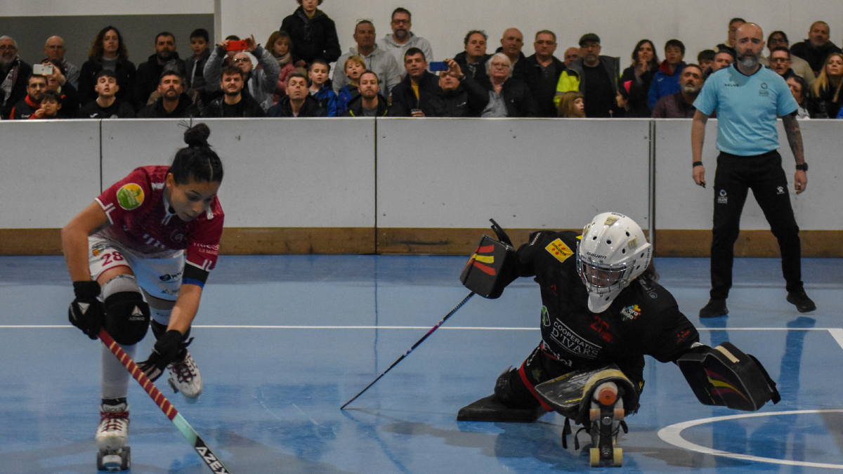 Anna Salvat detiene la última falta directa a Adriana Soto, que pudo adelantar al Fraga. - CLARA LIÁÑEZ