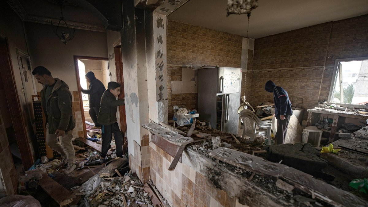 Palestins comproven els danys a l’interior de la casa familiar després d’un atac israelià a Rafah. - EFE/EPA/HAITMAM IMAD