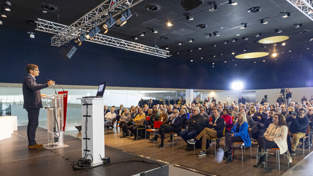 Salvador Illa va tancar ahir el congrés que el PSC va celebrar a la Llotja per parlar de la gestió de l’aigua. - JORDI ECHEVARRIA