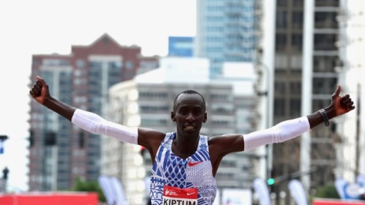 Archivo - El keniano Kelvin Kiptum destroza el récord del mundo de maratón en Chicago