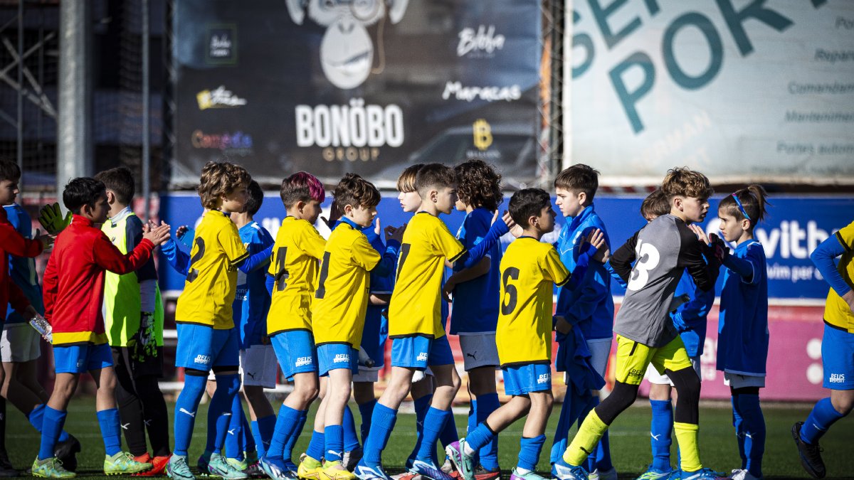 Los jugadores se saludan antes de iniciarse cada partido del torneo. - POL PUERTAS