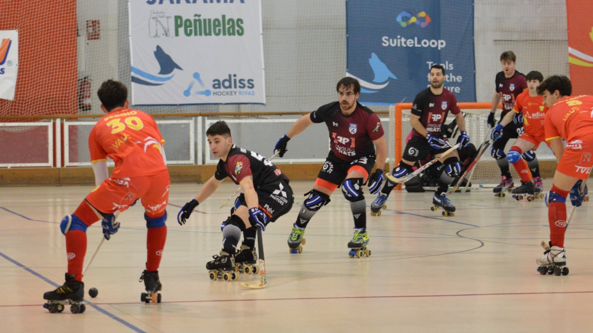 Nico Ojeda y Jordi Badia defienden su posición frente la opción de pase de Sergio Martín. - SEBASTIÀ MONCUSÍ