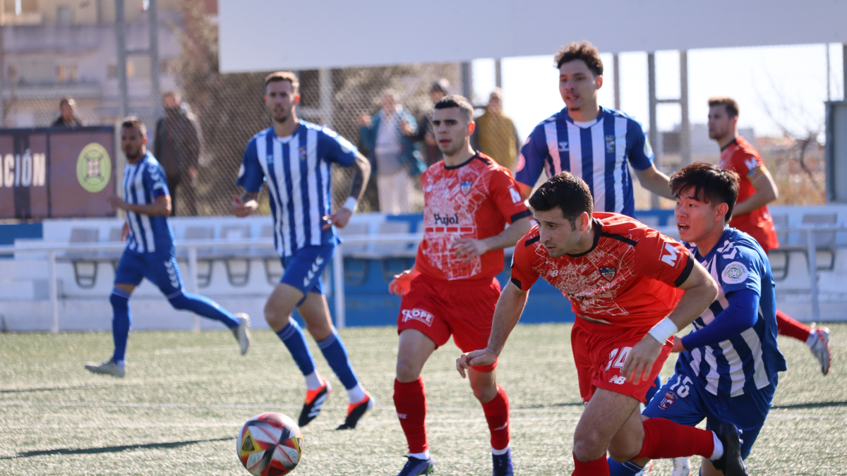 Jordi Pedrós, autor del segundo gol, en la pugna por el balón con el delantero rival, Xiaoke He. - ESTHER RIVERA