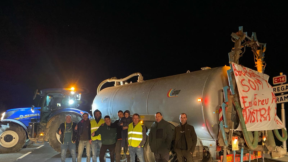 Agricultors van tallar ahir la C-14 a l’encreuament de Montfalcó. - 6F ARTESA PONTS I RODALIES