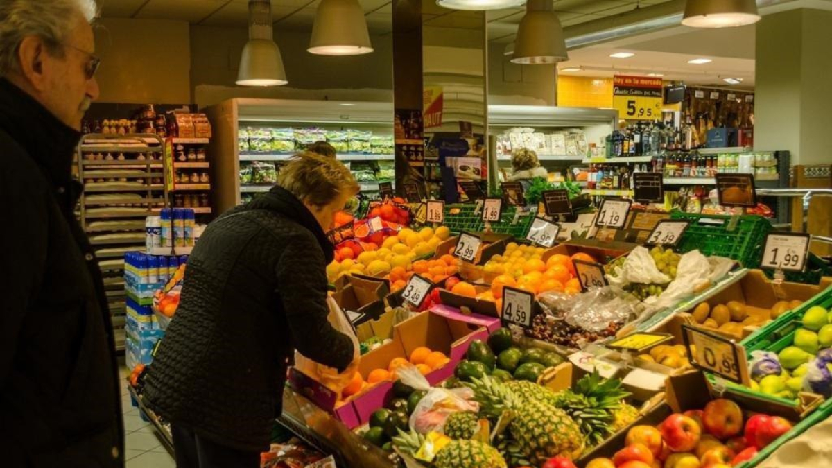 Un consumidor en la frutería de un supermercado. 