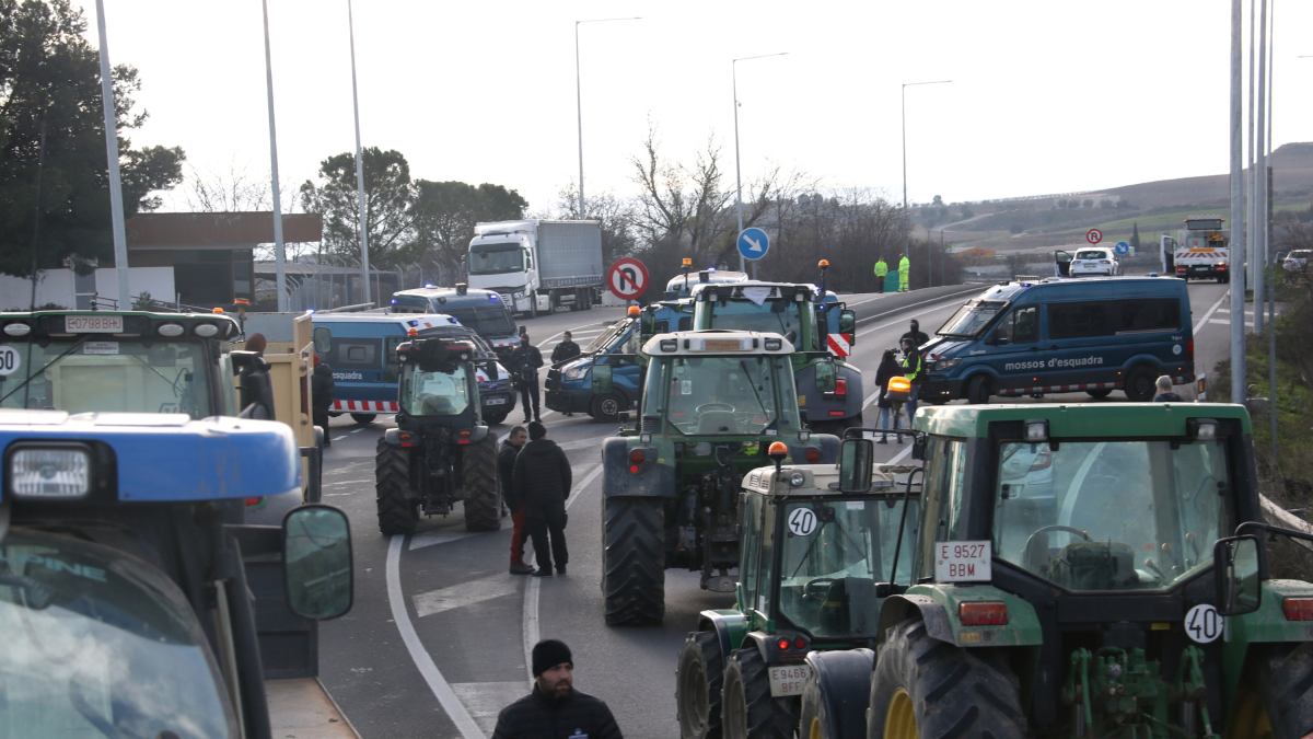 Un dispositiu dels Mossos impedeix als pagesos accedir a l'AP-2 a l'altura de Soses