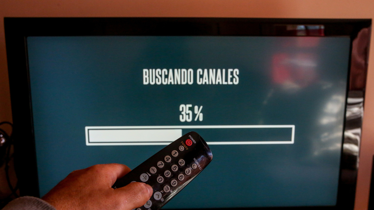 Una persona resintonitza els canals del seu televisor per l’apagada de la TDT en SD.