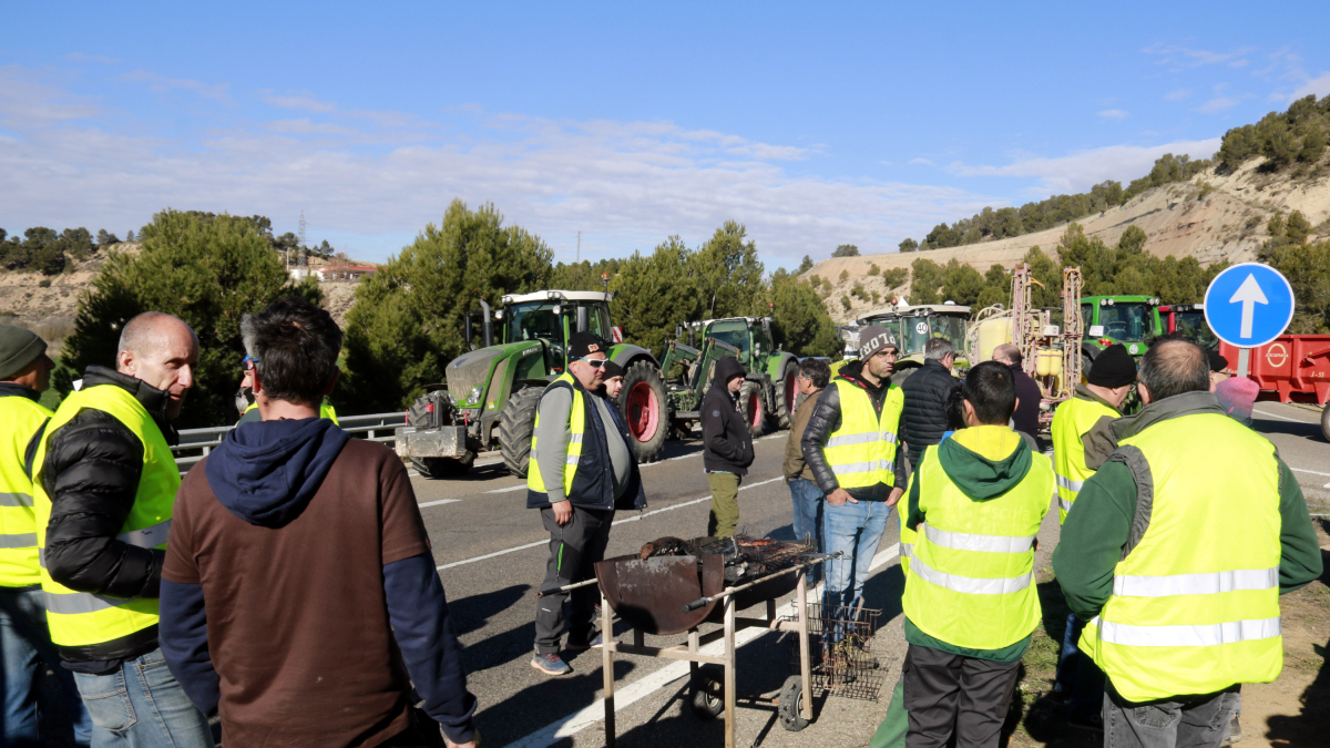 Pagesos tallen el pas a la C-14 a Ciutadilla