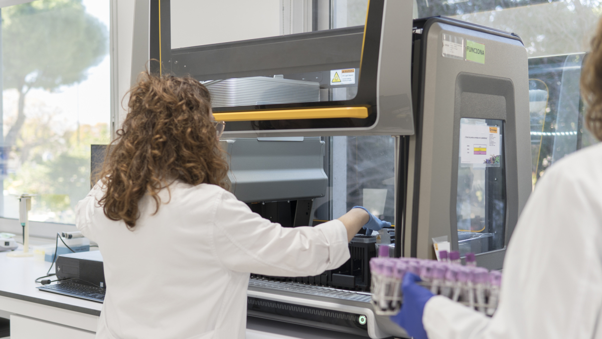 Profesionales del Hospital Universitari de Bellvitge haciendo pruebas genéticas