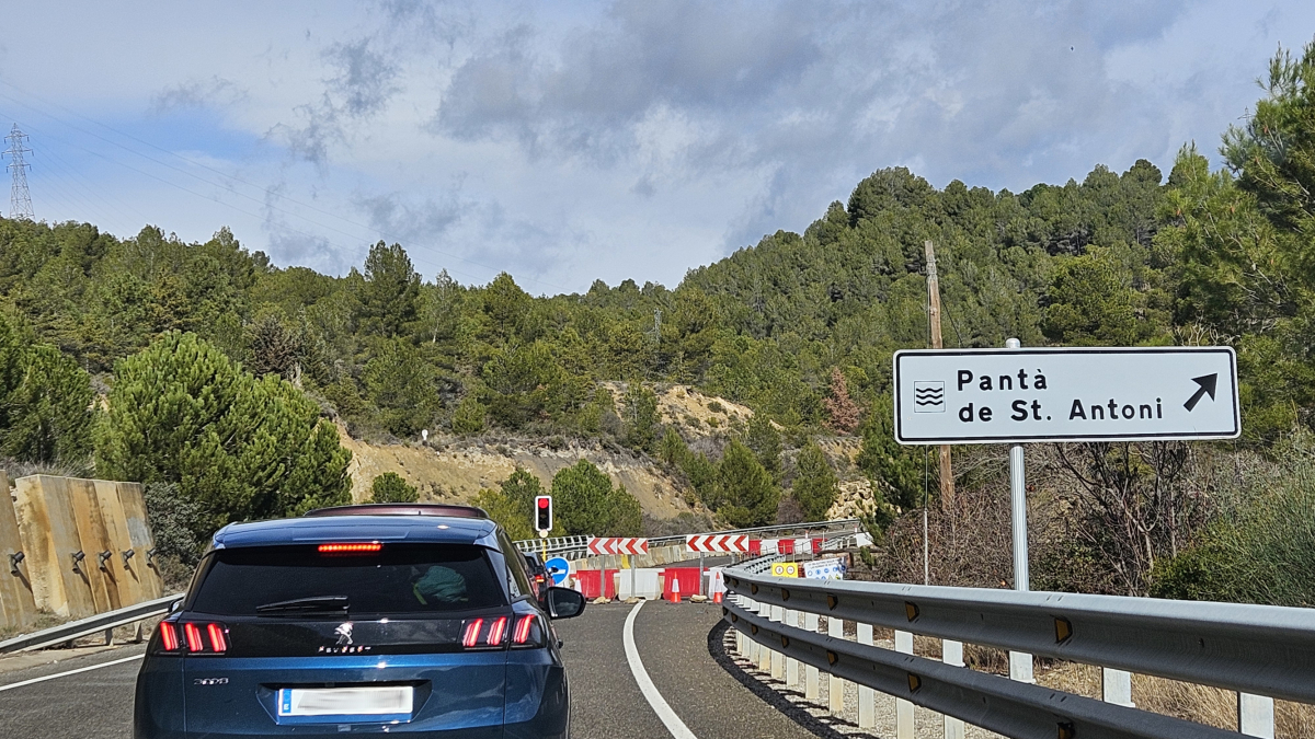 El semáforo de la C-13, a la altura de Salàs de Pallars, que ocasiona largas colas los fines de semana.
