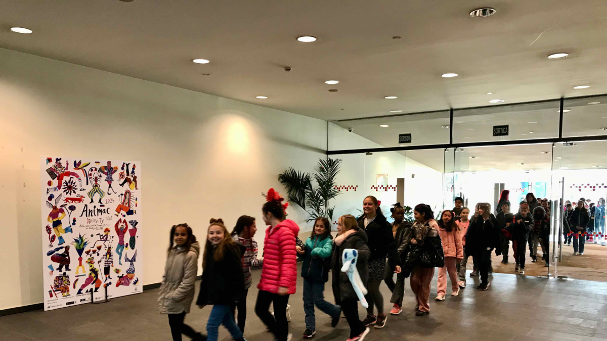 Niños entrando en La Llotja para asistir a las sesiones escolares del Animac.