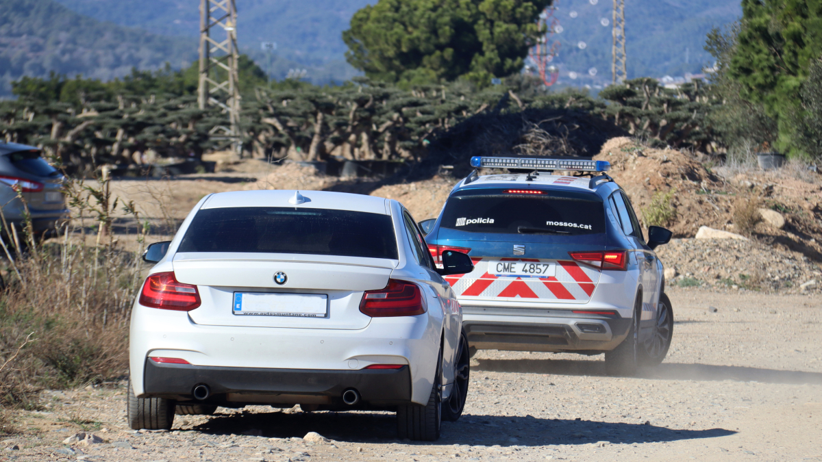 Un coche de los Mossos d'Esquadra en el lugar donde se ha encontrado a la víctima.