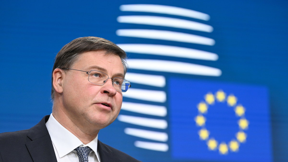 El vicepresidente ejecutivo de la Comisión Europea, Valdis Dombrovskis, durante la rueda de prensa posterior a la reunión del Ecofin celebrada este martes en Bruselas