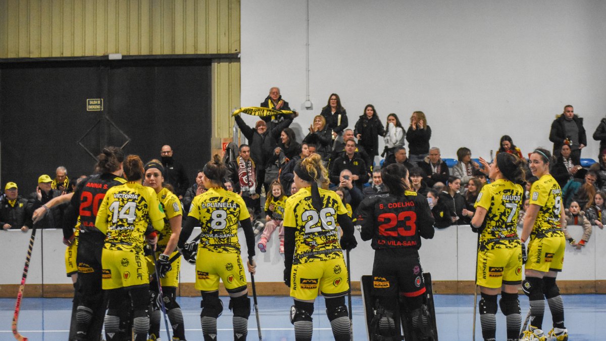 Jugadoras del Vila-sana saludan a su afición el sábado en Fraga. - CLARA LIÁÑEZ