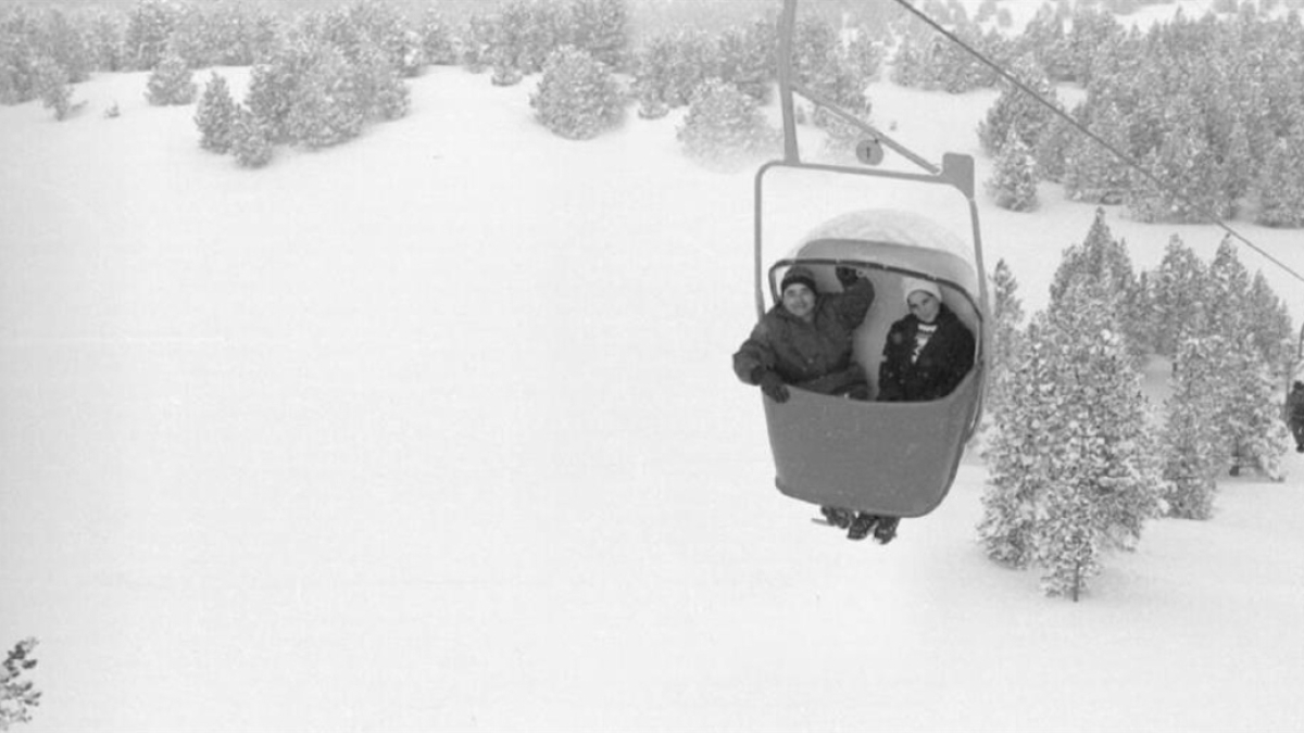 L’habitacle de dos places del primer telecadira de Soldeu. - GRANDVALIRA