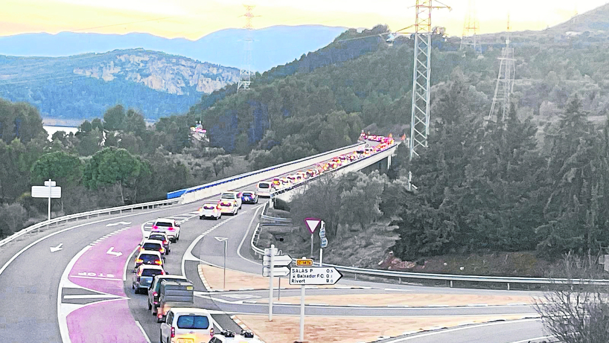 Las colas que se formaron el domingo en la C-13 a la altura de Salàs. - AYUNTAMIENTO DE SALÀS DE PALLARS
