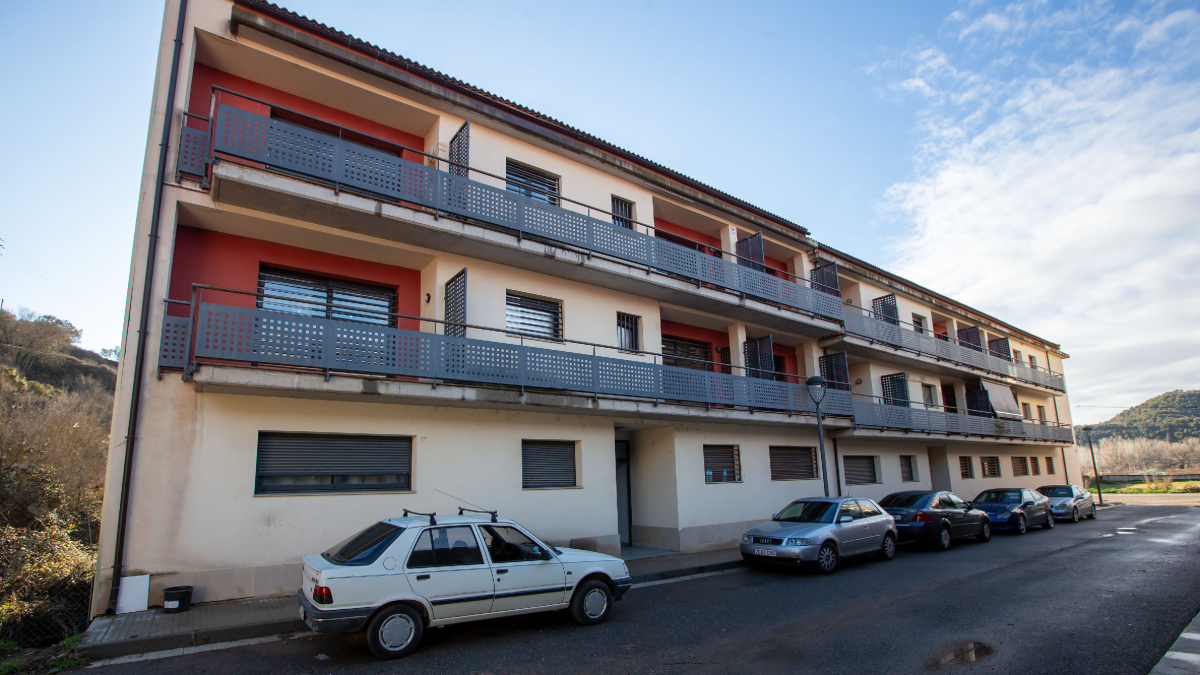 La majoria de portes i finestres de l’edifici han estat precintades amb barres de ferro. - A. CUCURULLS