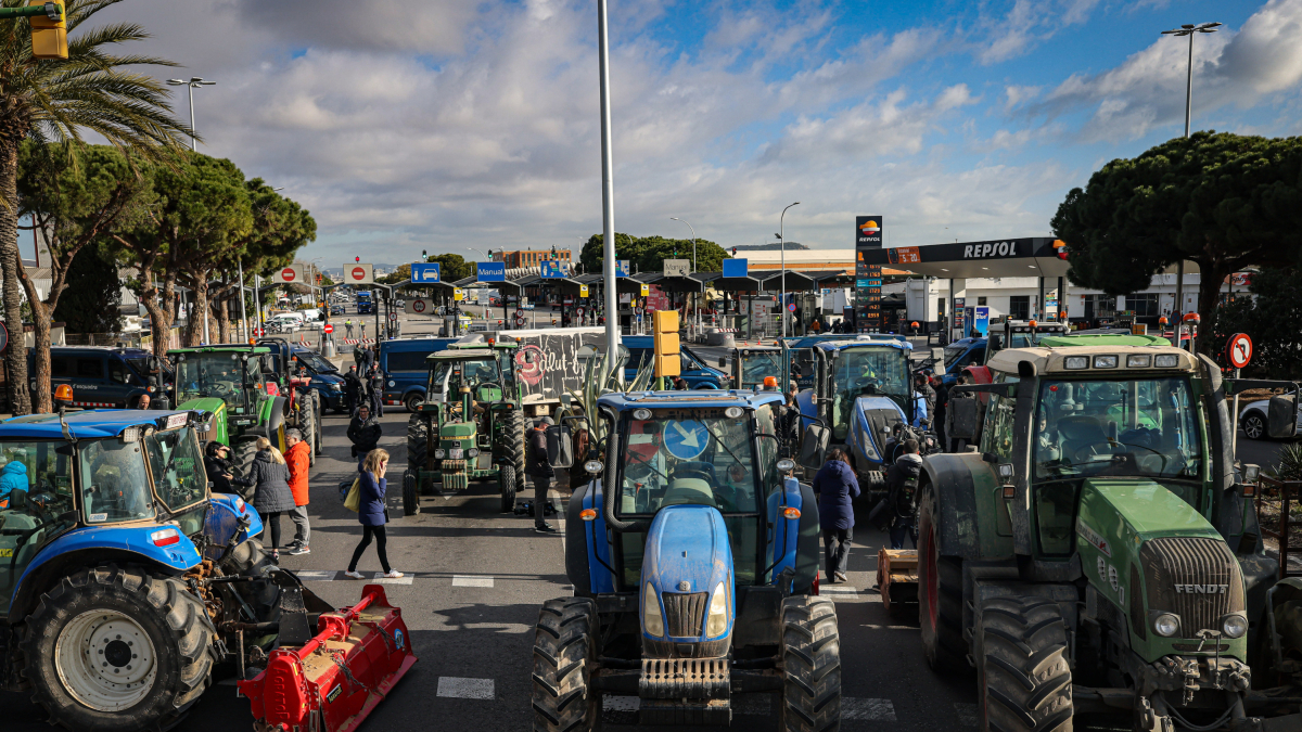 Una vintena de tractors bloquegen l'entrada de Mercabarna per l'accés del Prat.
