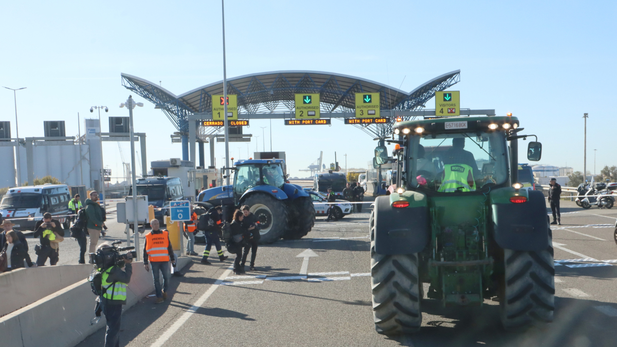 Un tractor se sitúa delante del pórtico de acceso de mercancías del puerto de Tarragona