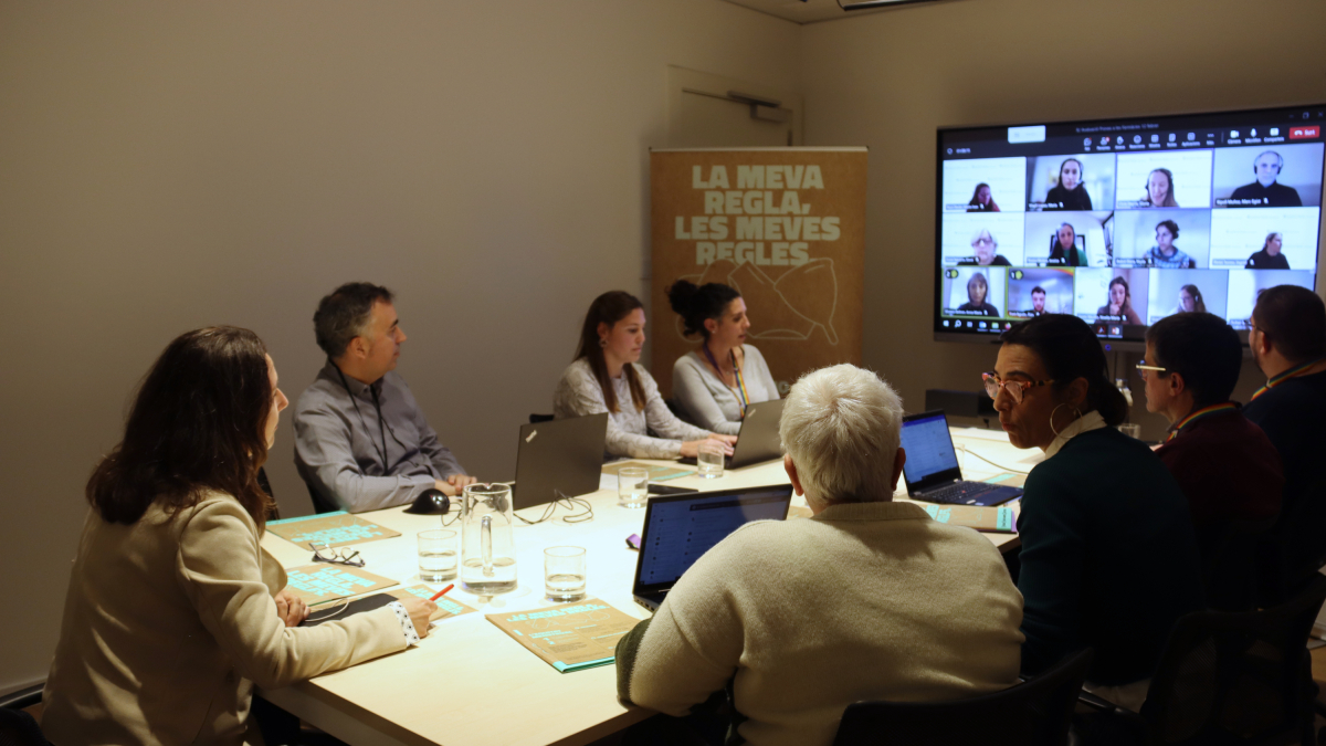 Membres del Departament d'Igualtat i Feminismes es reuneixen per valorar les proves tècniques fetes de cara a la posada en marxa del servei de distribució gratuïta de productes reutilitzables a les farmàcies