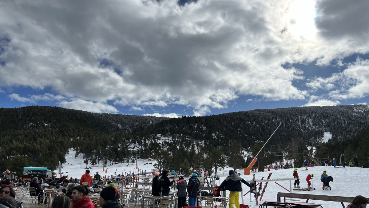 Les pistas de Port Ainé con gente en la terraza de la cota 2.000