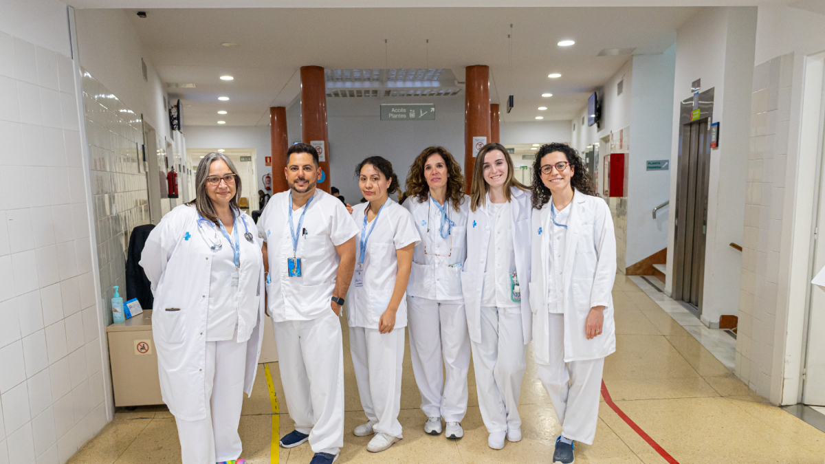 Professionals i espais ■ Al CUAP de Prat de la Riba treballen sis metges i sis infermeres. “Comptar amb tres o quatre sanitaris més a les hores punta seria genial, però l’espai no ho permet”, valora la doctora Natàlia Llorens. El centre ac ...