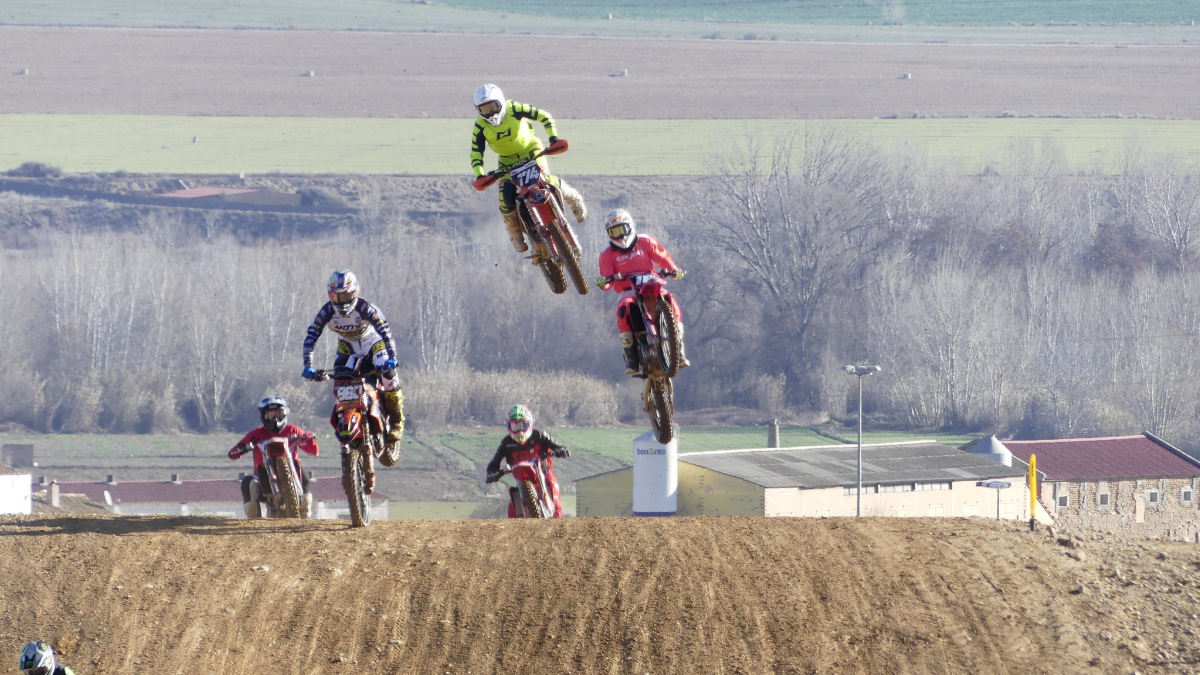 Una imagen espectacular de una de las carreras disputadas el domingo en Almenar. - FEDERACIÓ CATALANA DE MOTOCICLISME