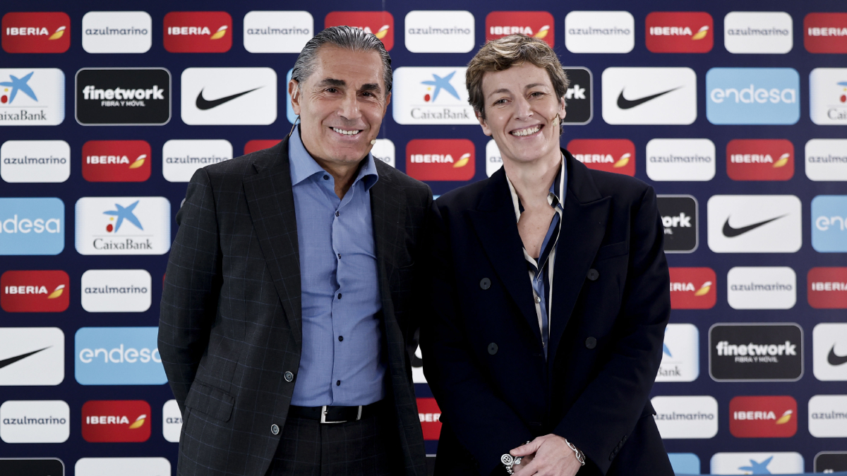 Sergio Scariolo junto a la presidenta de la Federación Española de Baloncesto, Elisa Aguilar. - EFE