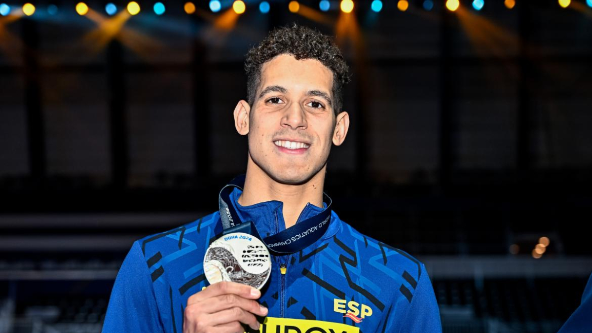Hugo González, con su medalla de plata. - RFEN