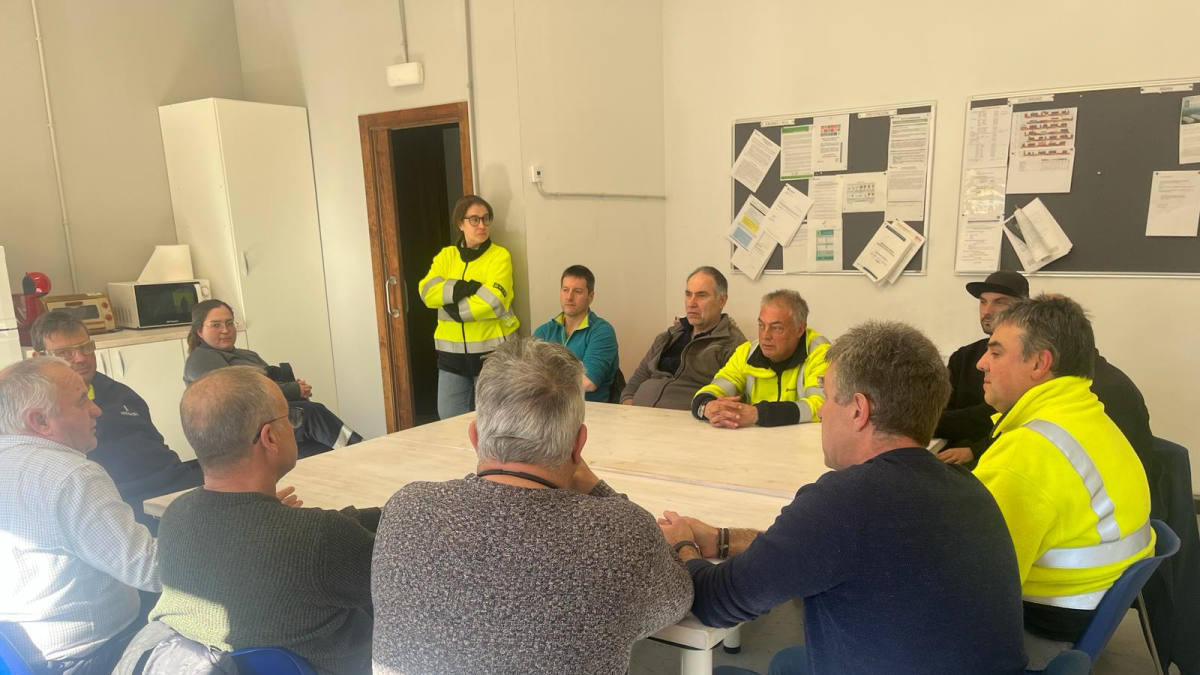 Un momento de la reunión de los trabajadores con UGT ayer en Les. - UGT