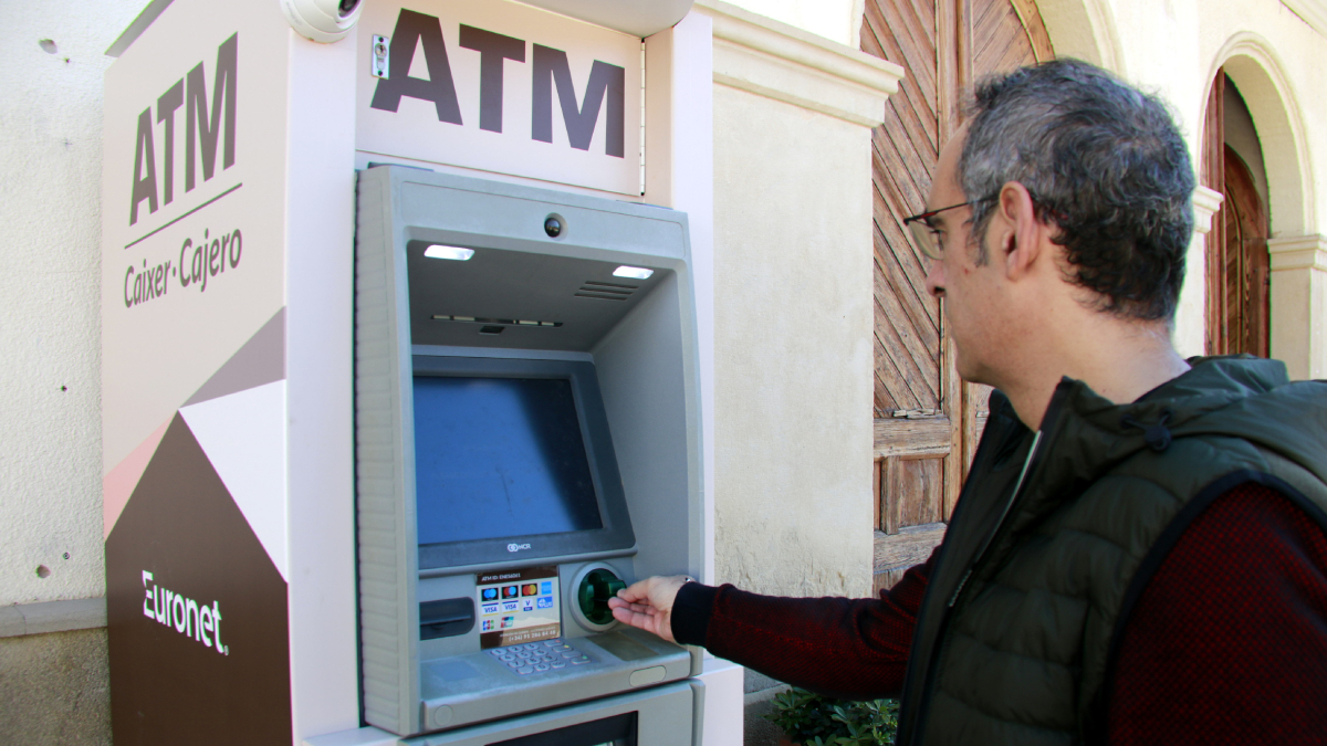 El caixer automàtic municipal de Castellnou de Seana. - ANNA BERGA (ACN)