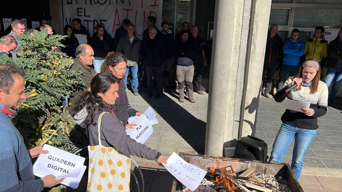 Momento de la quema de algunos papeles con las reivindicaciones de los agricultores sobre la burocràcia que tienen que llevar a cabo frente a la oficina de Acción Climática de la Seu.