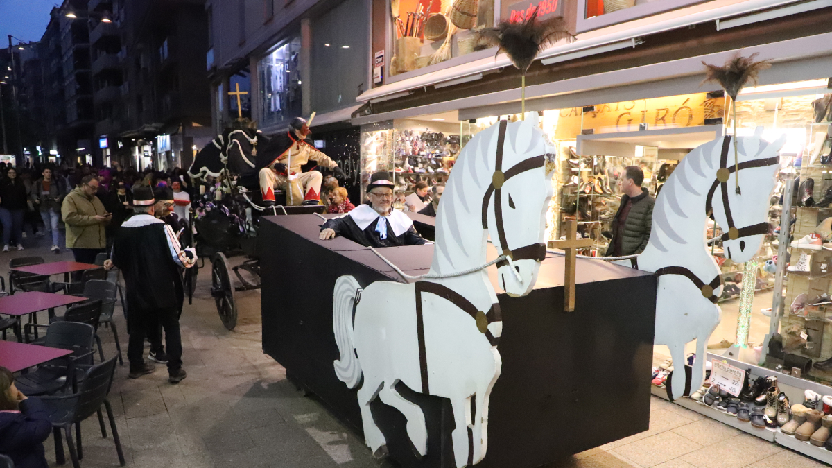 El cortejo fúnebre acompañó a los restos del Pau Pi por las calles del Eix para despedirse. - AMADO FORROLLA