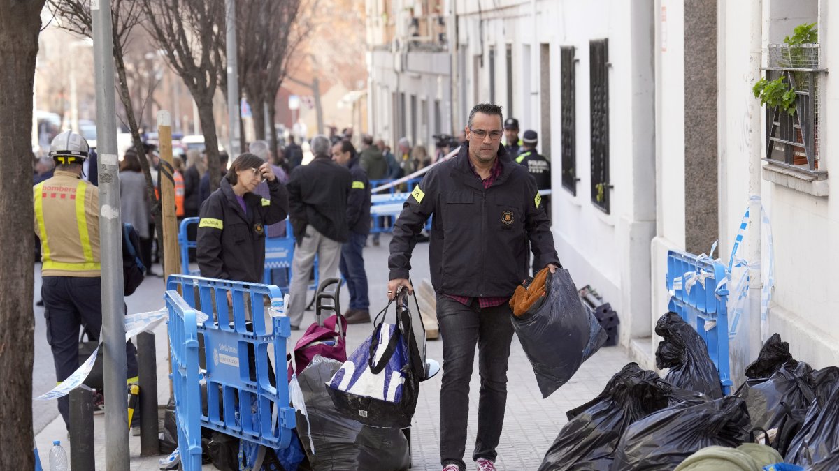Desallotgen per una esquerda l'edifici contigu a l'esfondrat a Badalona - EFE