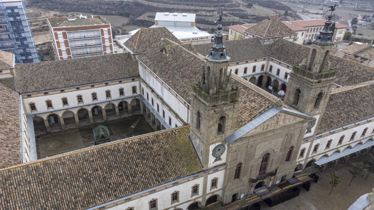 El edificio de la Universitat de Cervera recuperó los estudios universitarios el 8 de abril de 1973. - X. SANTESMASSES