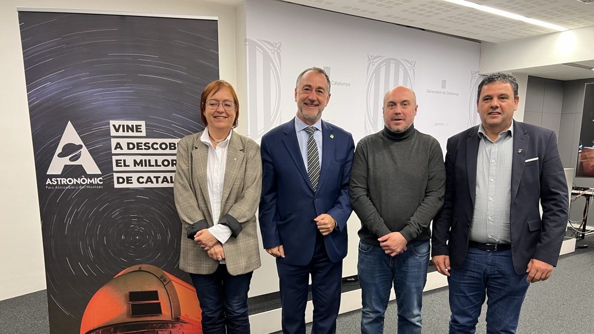 La delegada del Govern en Lleida, Montse Bergés; el presidente de FGC, Toni Segarra; el director del PAM, Salvador Ribas; y el presidente del Consell Comarcal de la Noguera, Miquel Plensa, durante la presentación de la nueva temporada del PAM. 