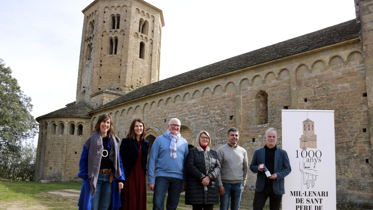 Participants de la presentació del mil·lenari de la col·legiata de Sant Pere de Ponts a l'exterior del monument.