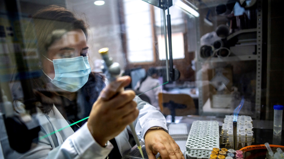Imatge d’arxiu d’una dona en un laboratori.